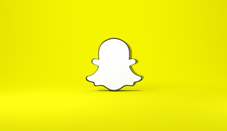 Snapchat allows user to share real-time location with friends