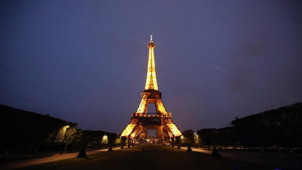 Eiffel Tower Evacuated Following Bomb Threat, Security Measures Underway