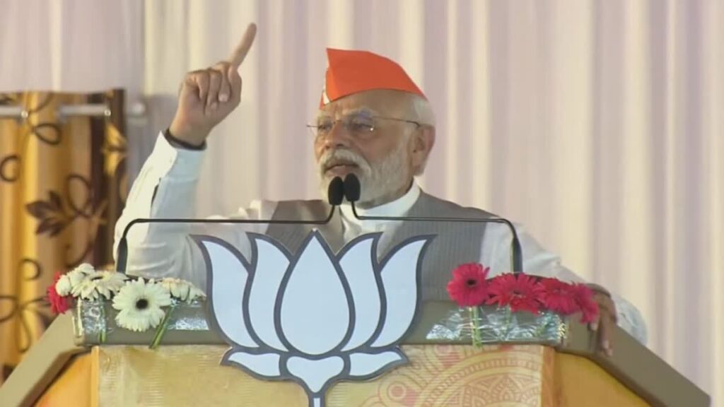 "PM Modi Issues Warning in Satna Rally: 'Congress Aayi, Tabahi Laayi' Amid Kamal Nath's 'Kapda Faad' Remark"