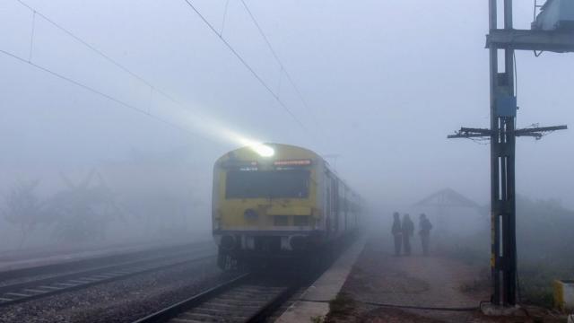 "Cold Wave Persists in Northern India: Sikar Shivers at -0.5°C, 24 Trains to Delhi Delayed Due to Dense Fog"