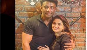 
"Report: Kannada Actor Darshan Thoogudeepa's Partner Pavithra Gowda Detained in Murder Investigation After His Arrest"






