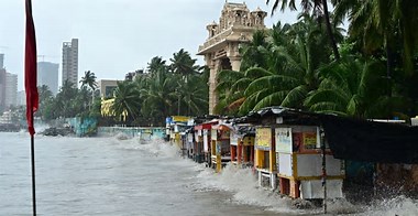 
Mumbai Hit by Heavy Rain: Vistara Flight Rerouted, Police Issue Coastal Area Advisory