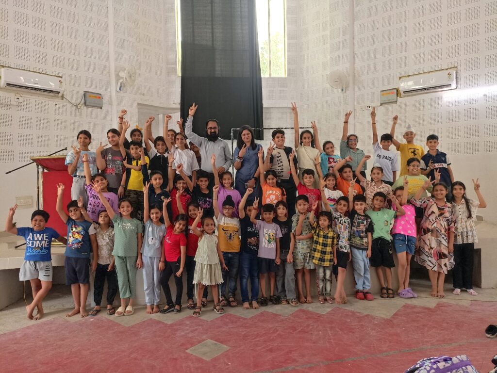 Artist Mahua Gupta, invited as Guest Instructor by JKAACL, Inspires Young Minds Through Art at Abhinav Theater, 